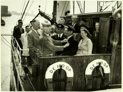 Plechtigheid aan boord van Hospitaalkerkschip De Hoop, links Oterdoom, E. rechts van den Nieuwendijk, F. , NL-HlmNHA 5400464715