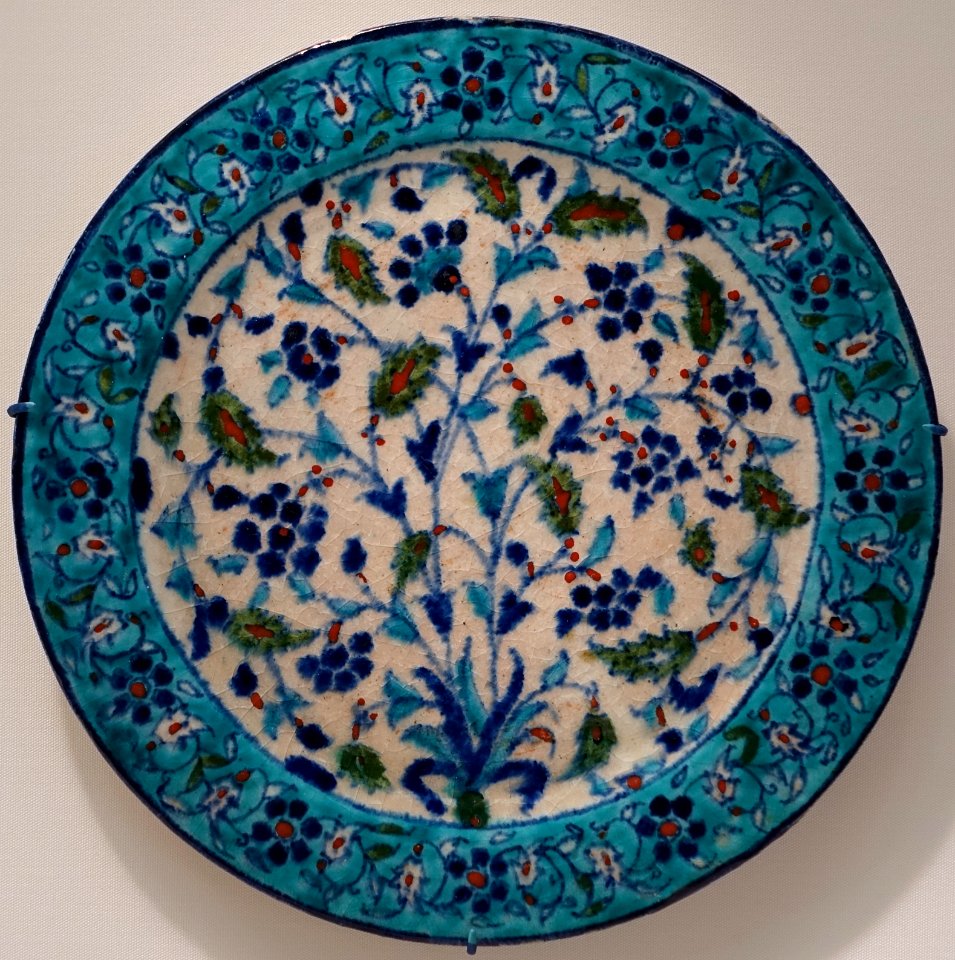 Plate, Turkey, 1700s AD, glazed ceramic - Dallas Museum of Art - DSC04939