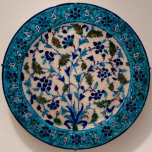 Plate, Turkey, 1700s AD, glazed ceramic - Dallas Museum of Art - DSC04939