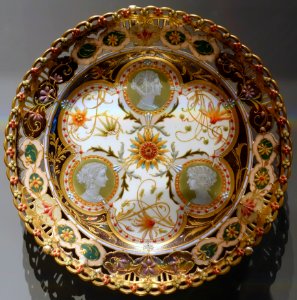 Plate, with portraits by Hermann Thiele, Berlin Porcelain Factory, c. 1900, soft-paste porcelain - Wadsworth Atheneum - Hartford, CT - DSC05549