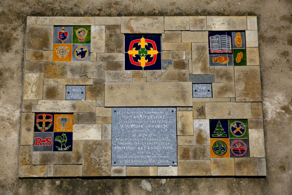 Plaque commémorative sur la façade sud du temple