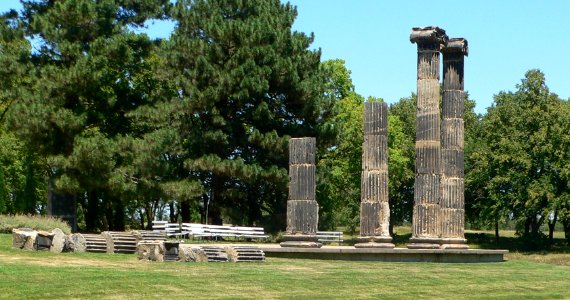 Pioneers Park (Lincoln) columns 2