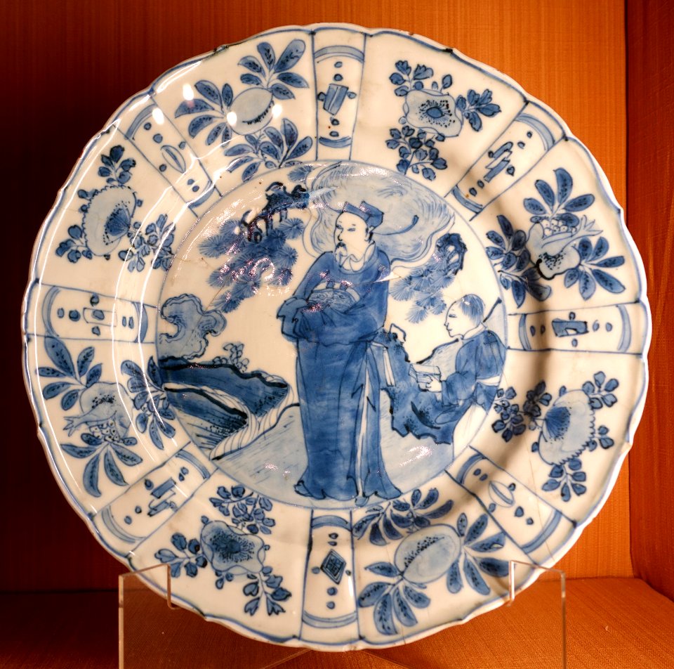 Plate, China, Ming dynasty, 16th-17th century AD, porcelain - Museo Nacional de Artes Decorativas - Madrid, Spain - DSC07945