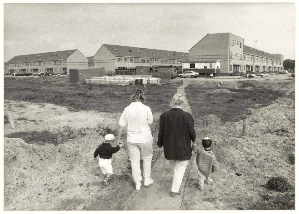 Pioniers in de Zuiderpolder. Een van de eerste bewoners van de straten Amnesty Internationalweg, Jan Palachstraat en Rudolf Slanskystraat. NL-HlmNHA 54020826