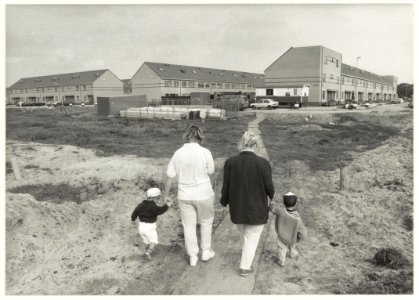 Pioniers in de Zuiderpolder. Een van de eerste bewoners van de straten Amnesty Internationalweg, Jan Palachstraat en Rudolf Slanskystraat. NL-HlmNHA 54020826