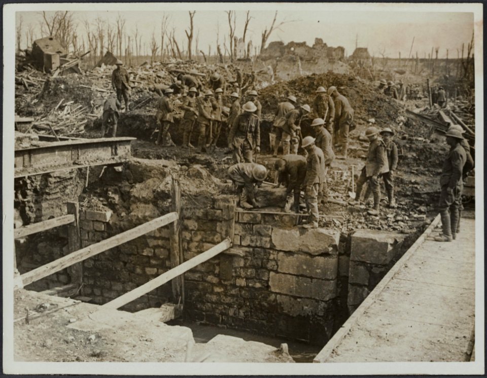 Pioneers at work on a damaged lock, Bestanddeelnr 158-1667