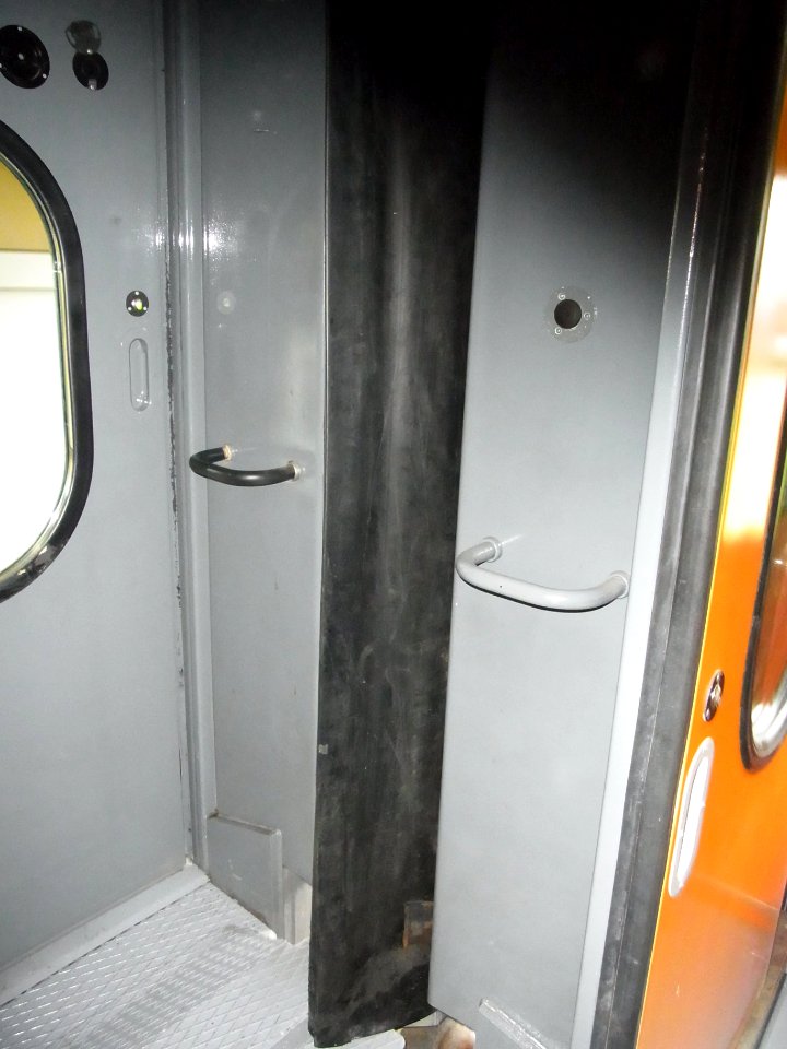 Pioneer 001 train interior - gangway (1)