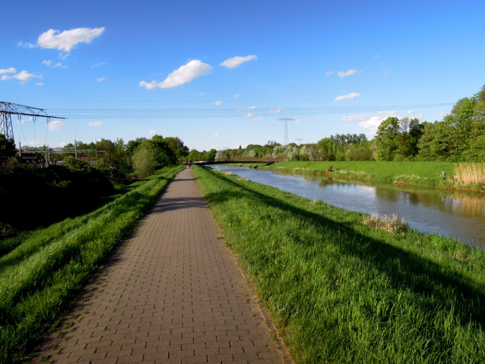 Pleiße in Markkleeberg und querende Stromtrasse an der Mönchereibrücke Ende April 2018a