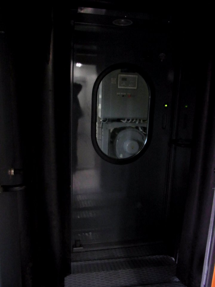 Pioneer 001 train interior - gangway (2)