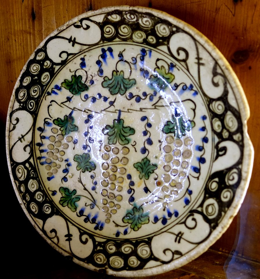 Plate, Iznik, Turkey, or Syria, 16th or 17th century AD, ceramic - Kelmscott Manor - Oxfordshire, England - DSC09954