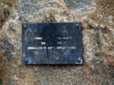 Plaque on Kerttulinmäki hanging site memorial