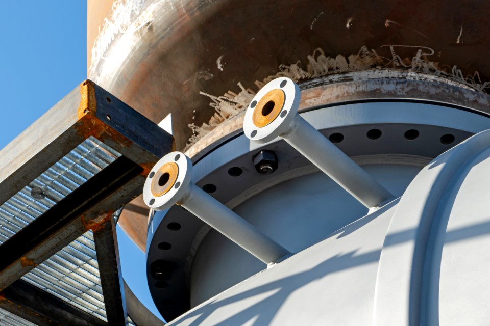 Pipe couplings on a pressure tank under construction 2