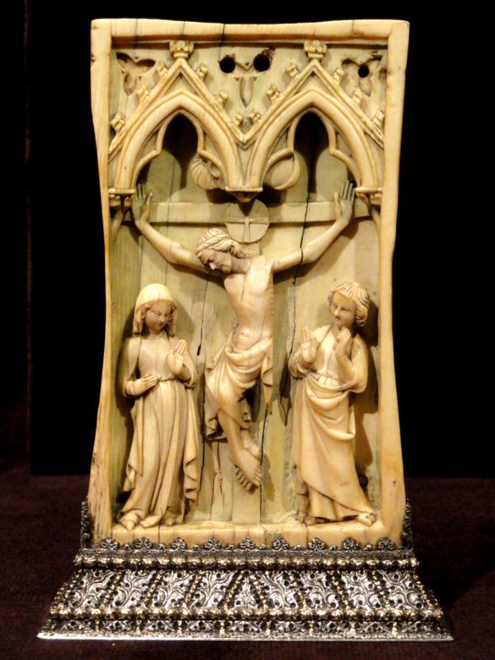Plaque, The Crucifixion, about 1345-1365 AD, French or English, ivory, mounted on a silver stand after 1919 - Cleveland Museum of Art - DSC08572