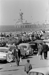 Pinksterweekenddrukte, de boulevard te Scheveningen met pier en strand, Bestanddeelnr 915-2199