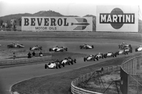 Pinksterraces op circuit Zandvoort, nummer 26, 27 en 28 Formule Ford in aktie, Bestanddeelnr 926-4775
