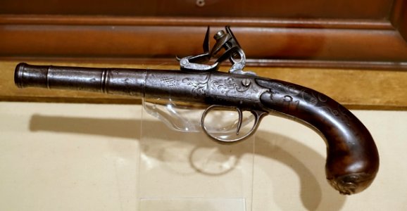 Pistolet owned by General Sir James Murray (1721-1794), made by T. Richards, London, 1710, metal, wood - Château Ramezay - Montreal, Canada - DSC07479