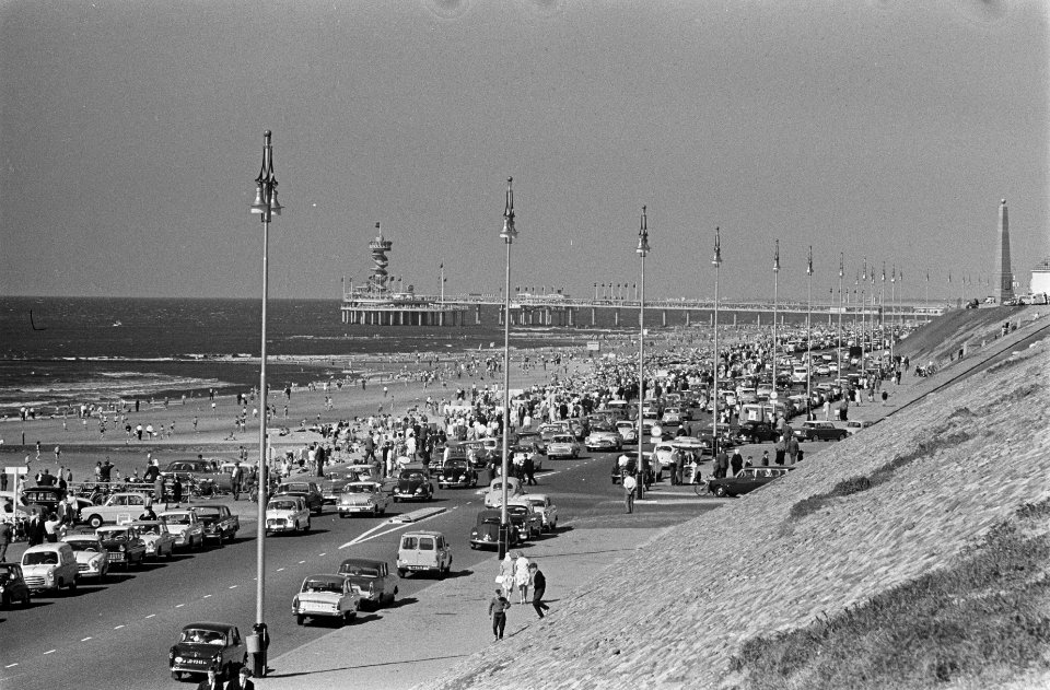 Pinksterweekenddrukte, de boulevard te Scheveningen met pier en strand, Bestanddeelnr 915-2200
