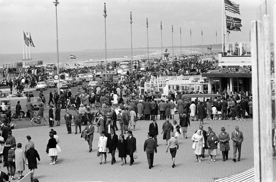 Pinkster-drukte op de pier in Scheveningen, Bestanddeelnr 914-0145
