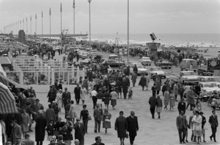 Pinkster-drukte op de pier in Scheveningen, Bestanddeelnr 914-0143