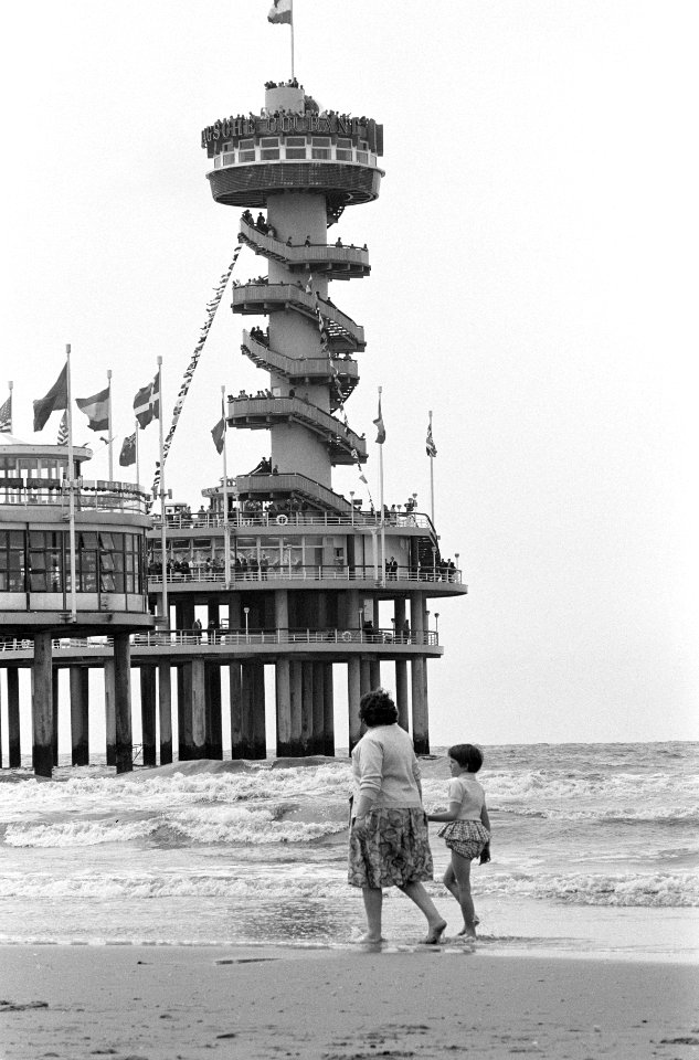 Pinkster-drukte op de pier in Scheveningen, Bestanddeelnr 914-0146