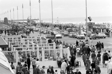 Pinkster-drukte op de pier in Scheveningen, Bestanddeelnr 914-0144