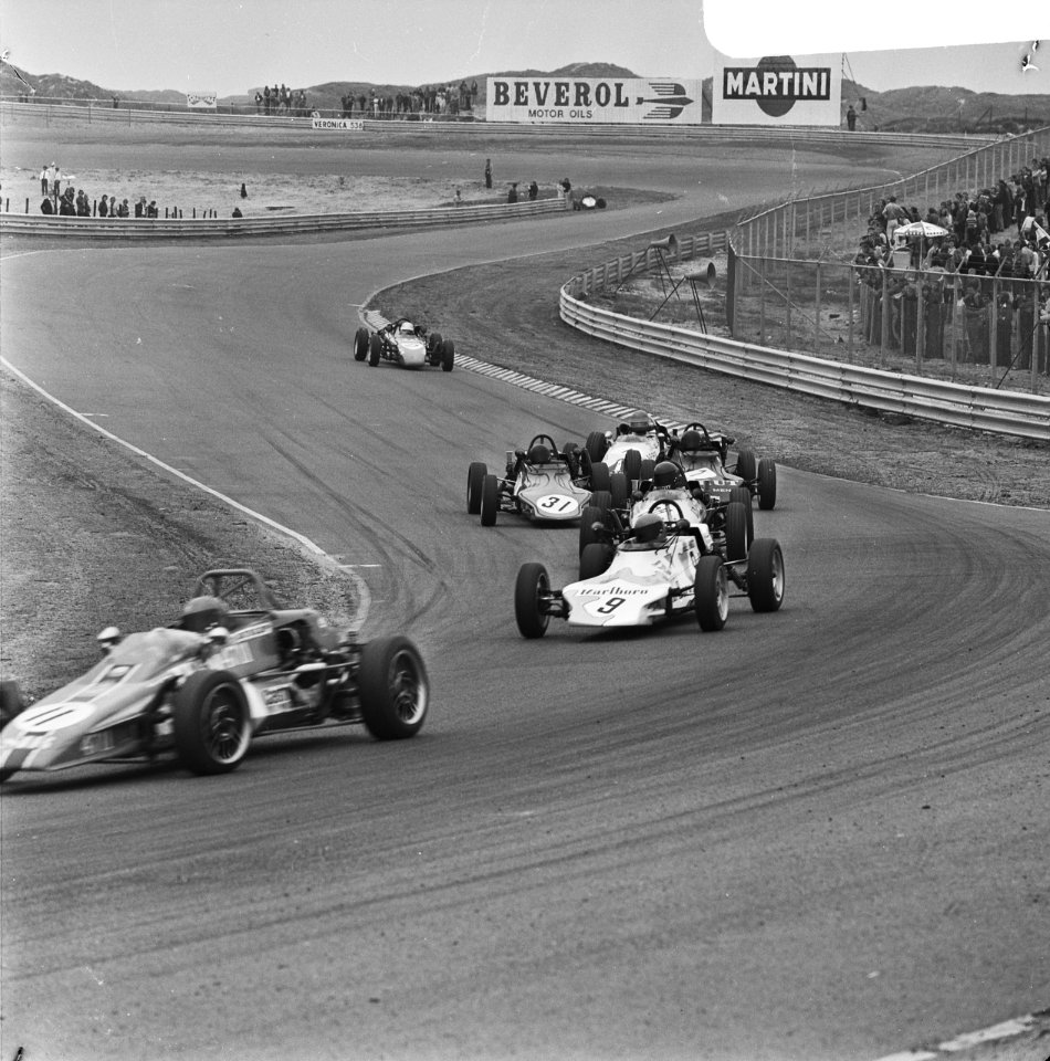 Pinksterraces op circuit Zandvoort, Formule Vee race , op kop nummer 9 Jelle Hin, Bestanddeelnr 926-4772