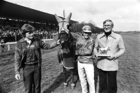 Pikeur Gerard Gommans poseert met zijn winnende paard Speedy Volita, Bestanddeelnr 929-1071