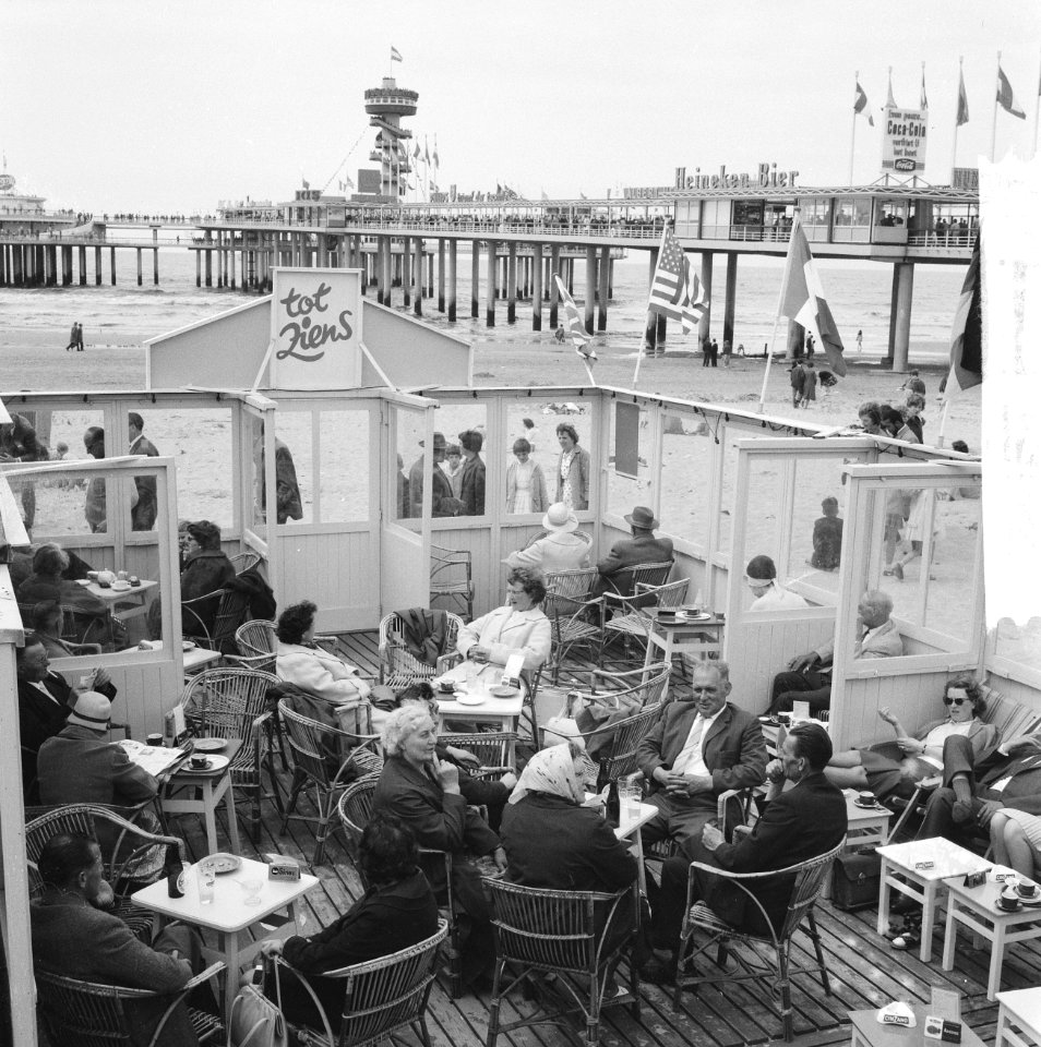 Pinkster-drukte op de pier in Scheveningen, Bestanddeelnr 914-0148