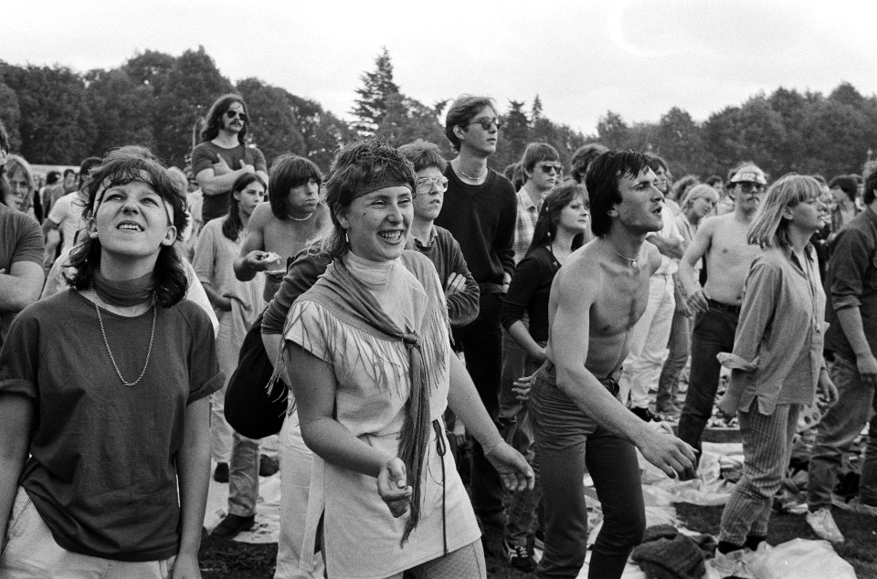 Pinkpopfestival in Geleen dansende mensen, Bestanddeelnr 931-5302