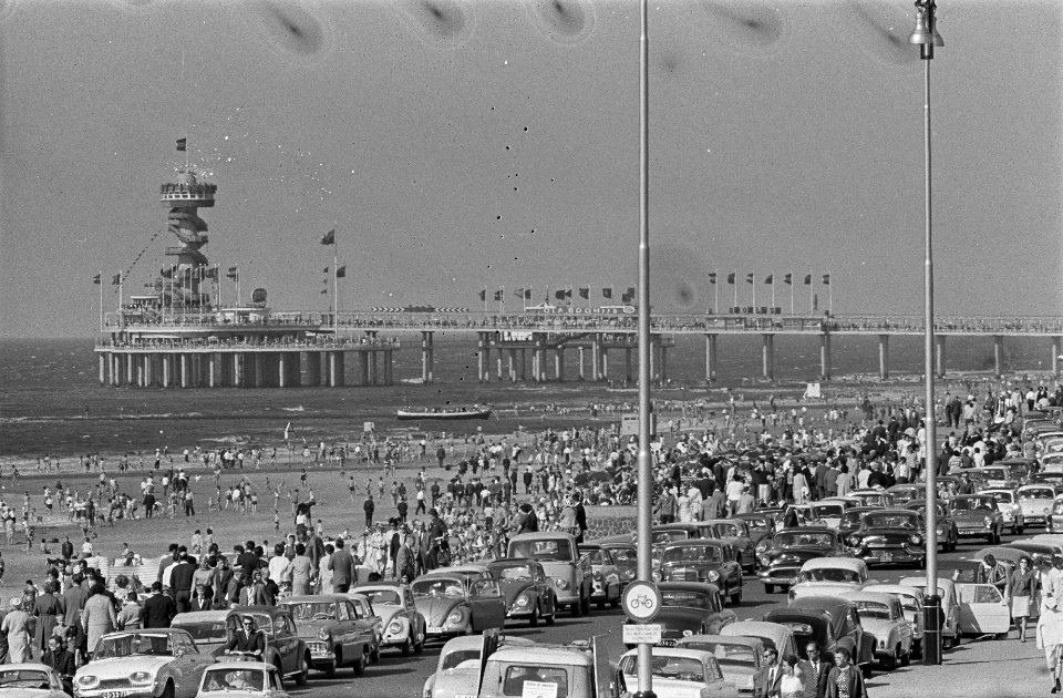 Pinksterweekenddrukte, de boulevard te Scheveningen met pier en strand, Bestanddeelnr 915-2198