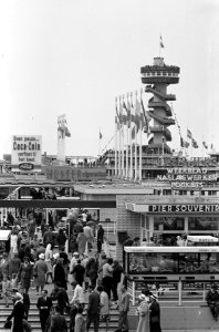 Pinkster-drukte op de pier in Scheveningen, Bestanddeelnr 914-0142