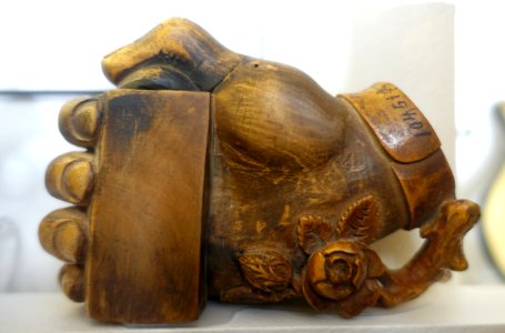 Pipe bowl in the shape of a hand, mid 1800s, masur birch - Nordiska museet - Stockholm, Sweden - DSC00001