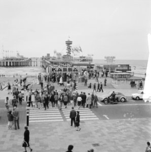 Pinkster-drukte op de pier in Scheveningen, Bestanddeelnr 914-0150