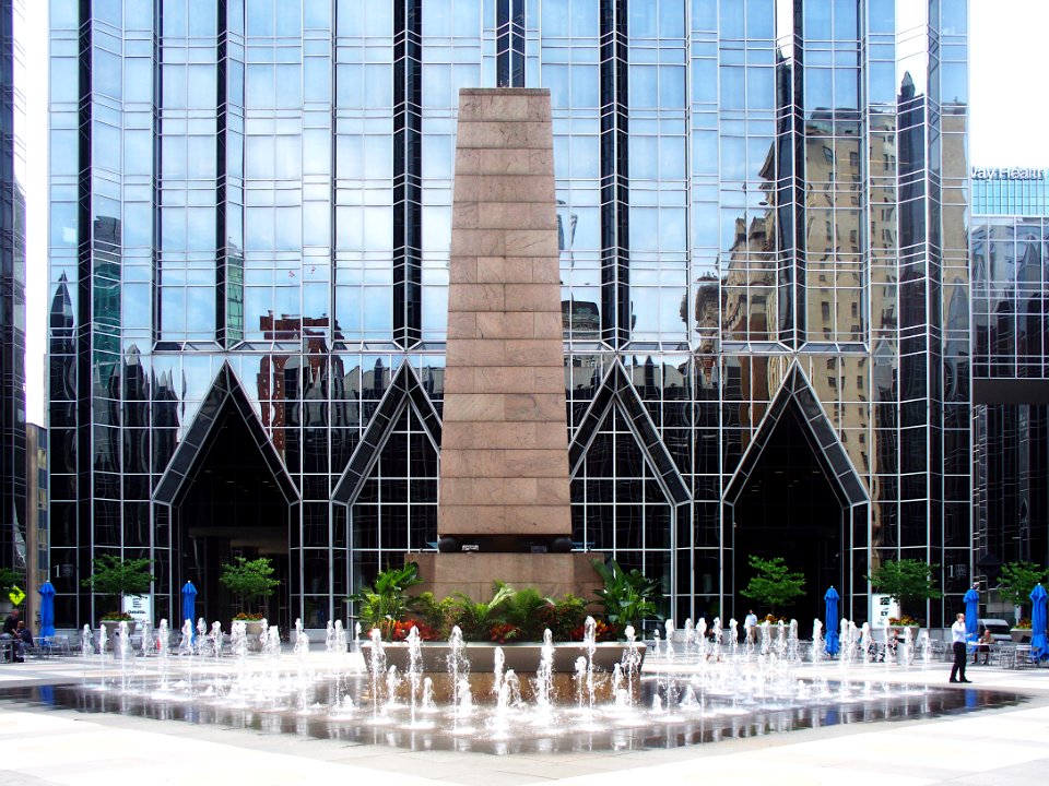 Pittsburgh Downtown 2019-05-21 PPG Place Obelisk