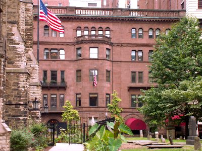 Pittsburgh Downtown 2019-08-20 Duquesne Club from Trinity Churchyard