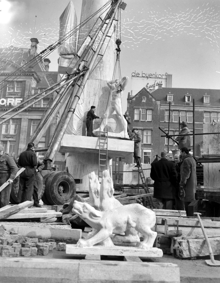 Plaatsing laatste beelden aan Nationaal Monument, Bestanddeelnr 934-5826
