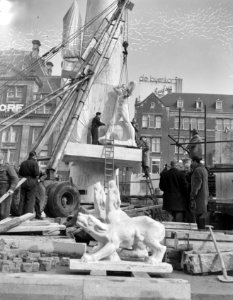 Plaatsing laatste beelden aan Nationaal Monument, Bestanddeelnr 934-5826