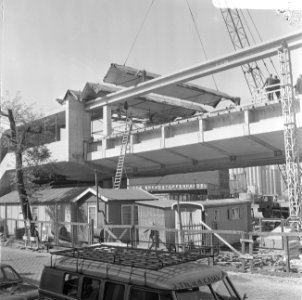 Plaatsing van dak op het metro-station Rijnhaven in Rotterdam, Bestanddeelnr 919-1081