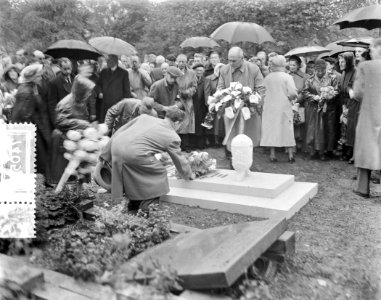 Plaatsing van de urn met as van de onbekende Nederlander bij het Buchenwald-Monu, Bestanddeelnr 907-4059