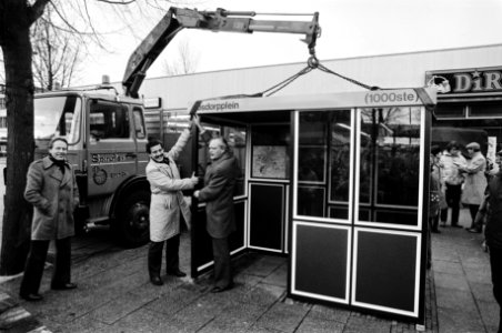 Plaatsing van de duizendste abri (tramhaltehuisje) in Amsterdam (Osdorp), Bestanddeelnr 932-4708