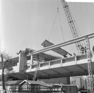 Plaatsing van dak op het metro-station Rijnhaven in Rotterdam, Bestanddeelnr 919-1082