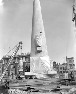Plaatsing laatste beelden aan Nationaal Monument, Bestanddeelnr 907-6448