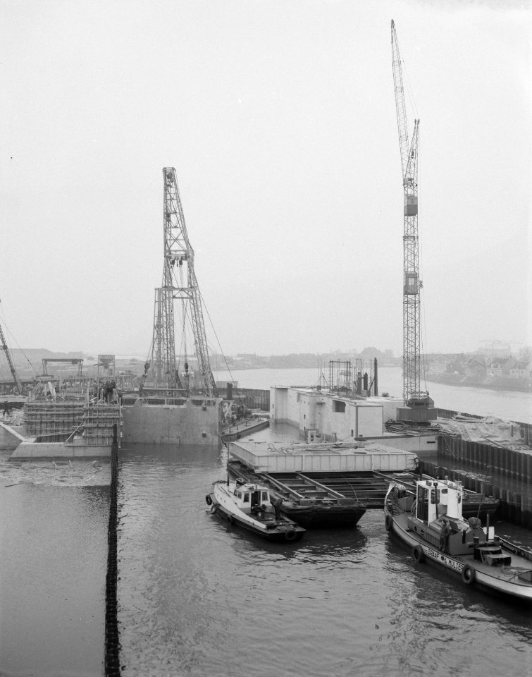 Plaatsing sluisdeuren in de schutsluis bij Capelle aan de IJssel, Bestanddeelnr 909-1500