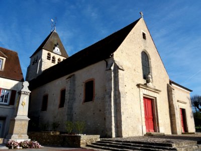 Plaisir - église Saint-Pierre et monument aux morts