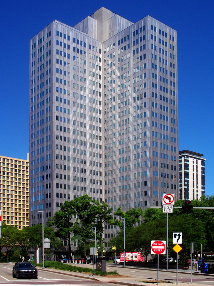 Pittsburgh Downtown 2019-05-23, Three Gateway Center 01