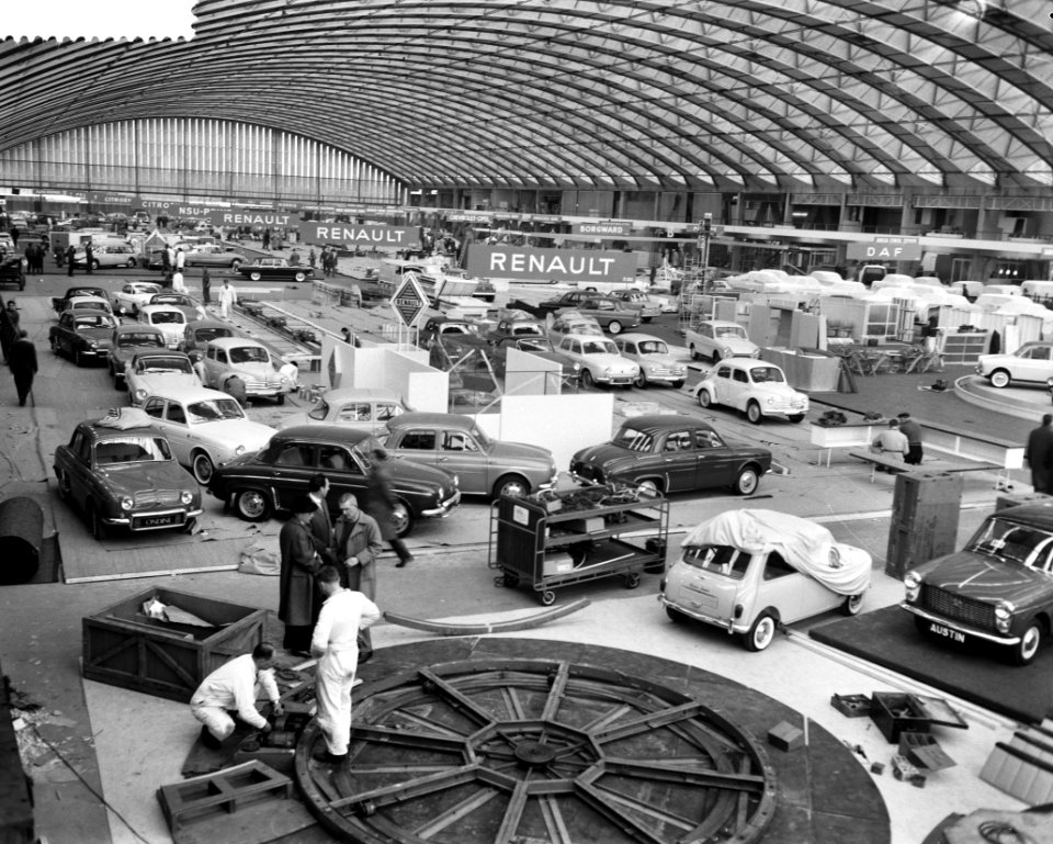 Plaatsen van de autos in de Europahal in de nieuwe RAI, Bestanddeelnr 912-0336