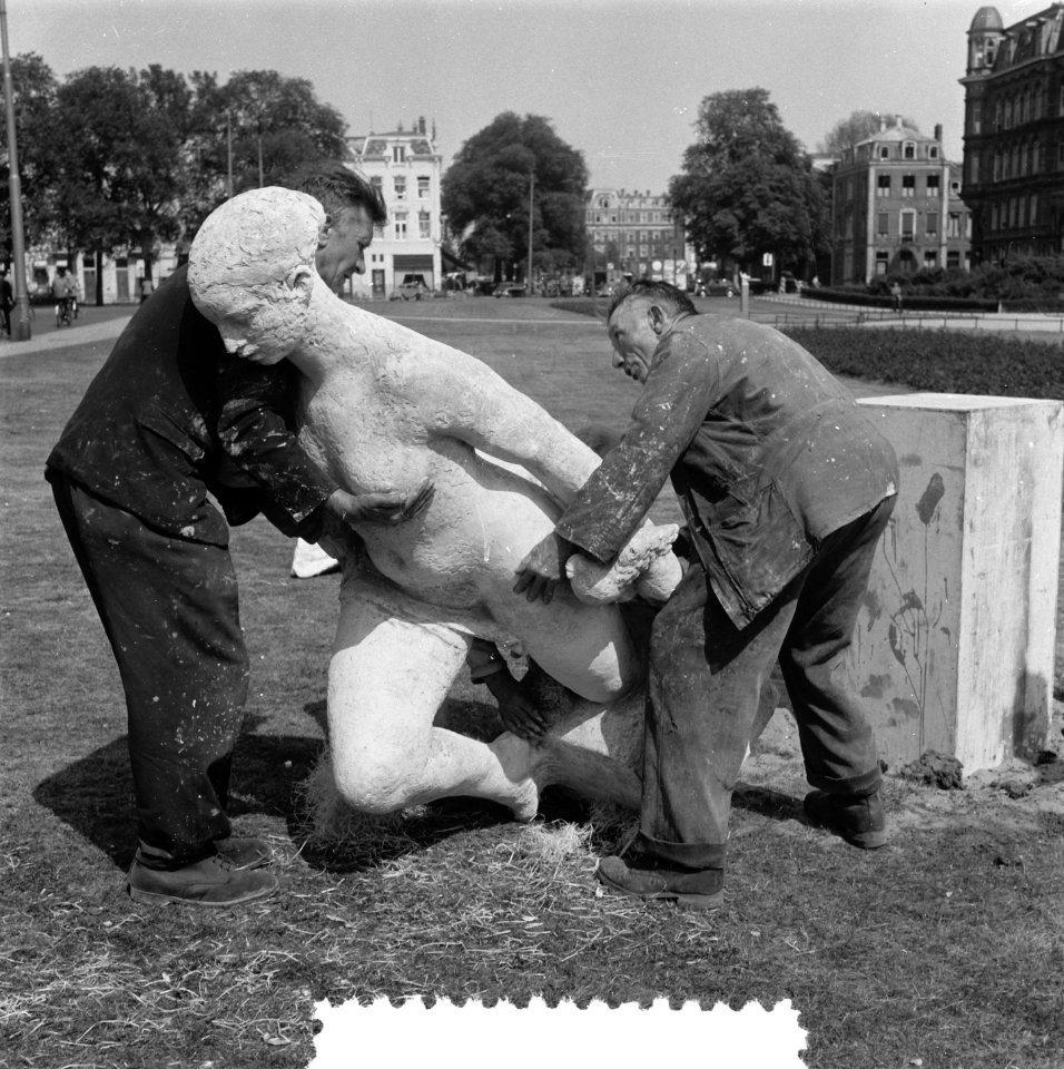 Plaatsing beelden op het Frederiksplein te Amsterdam, bevrijdingsbeeld in gips v, Bestanddeelnr 906-4915