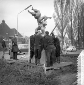Plaatsen van een beeld Judokas van Piet de Monchy Keizer Karelweg te Amstelveen, Bestanddeelnr 911-1994