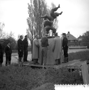 Plaatsen van een beeld Judokas van Piet de Monchy Keizer Karelweg te Amstelveen, Bestanddeelnr 911-1992
