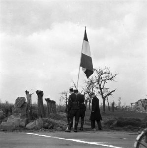 Plaatsen van de Nederlandse vlag bij de grens bij Eede, op de voorgrond de Meels, Bestanddeelnr 900-4000
